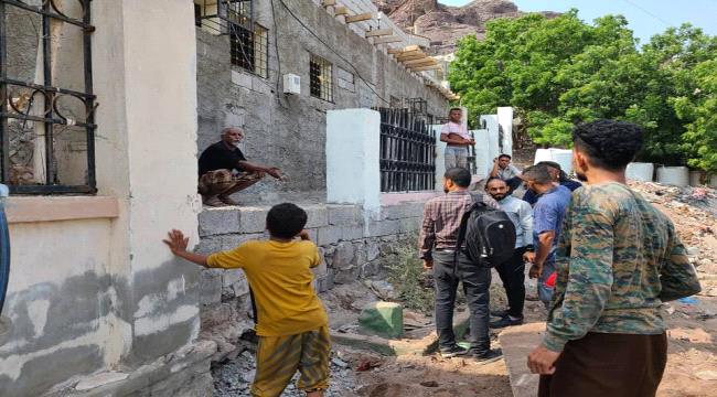 عدن .. مدير صيرة يوجه بحاسبة المعتدين على حرمة مقبرة القطيع