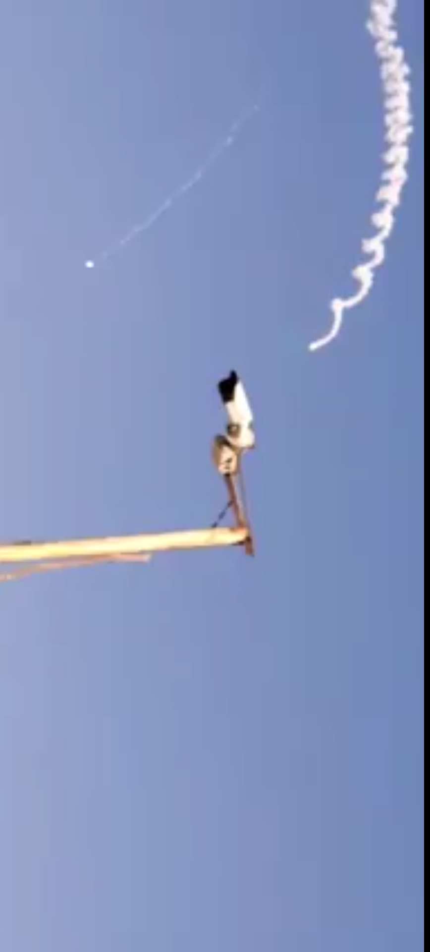 شاهد بالفيديو ، مواطنون في تعز يرصدون صواريخ متجهة صوب عدن