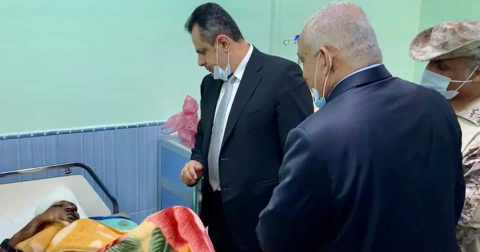 رئيس الوزراء يزور جرحى تفجير الهجوم الإرهابي على مطار عدن في عدد من مستشفيات المدينة