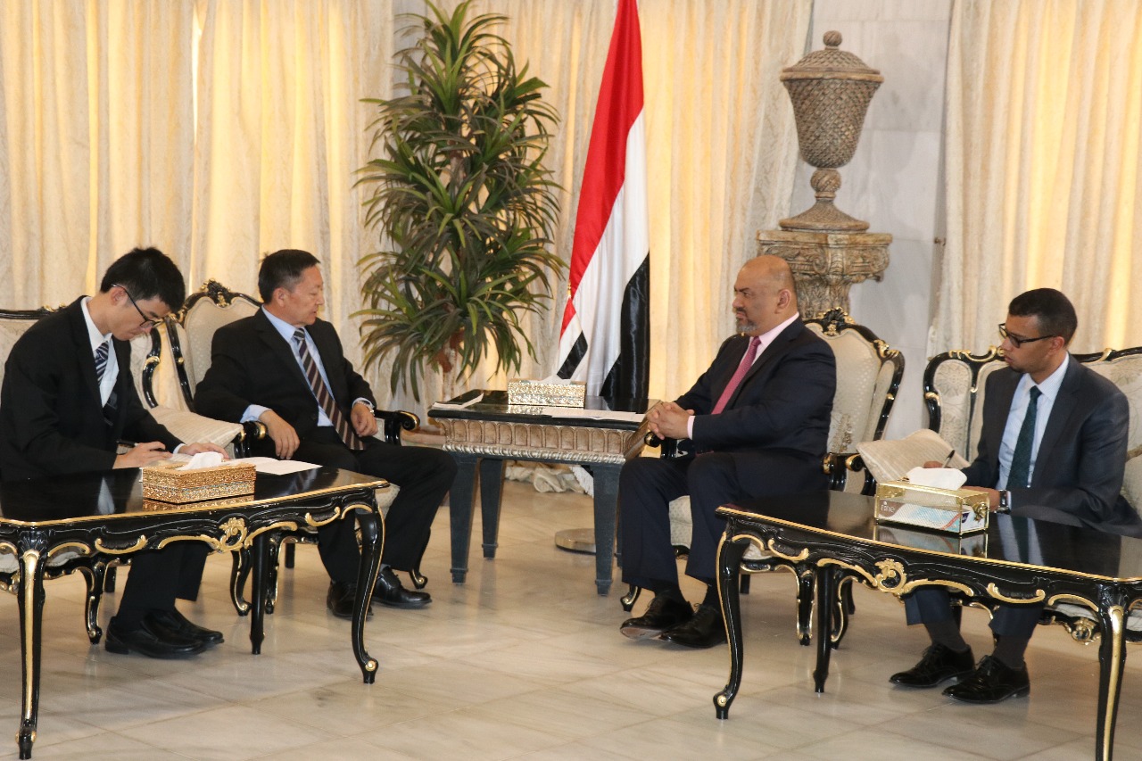 وزير الخارجية يلتقي القائم بأعمال السفارة الصينية