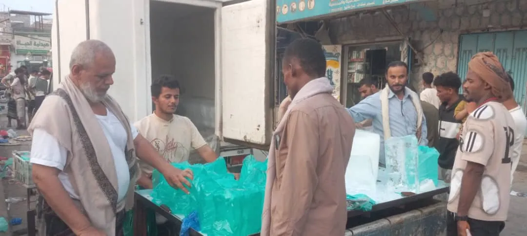 الشاطري يتفقد نقاط بيع الثلج في أسواق الحوطة ويؤكد استمرارية توافره