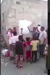 سكان محليون يزيلون شعارات الحوثي