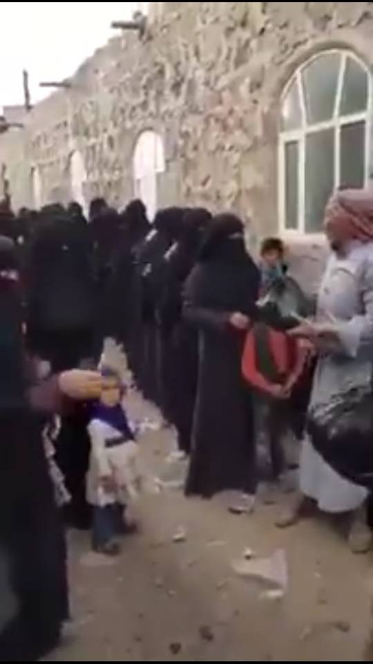 فيديو صادم لجماعة الحوثي وهم يستغلون حاجة النساء للغذاء 