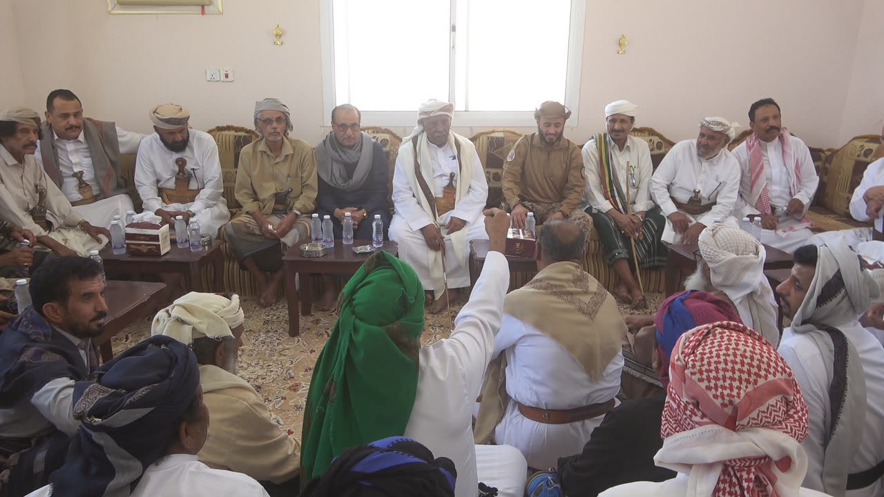 وادي حضرموت: المعبري والنهدي يقودان حواراً موسعاً مع القيادات القبلية والمجتمعية لمعالجة الأزمات الخدمية والمعيشية