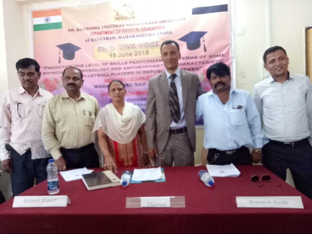 العودي يتوسط لجنة المناقشة