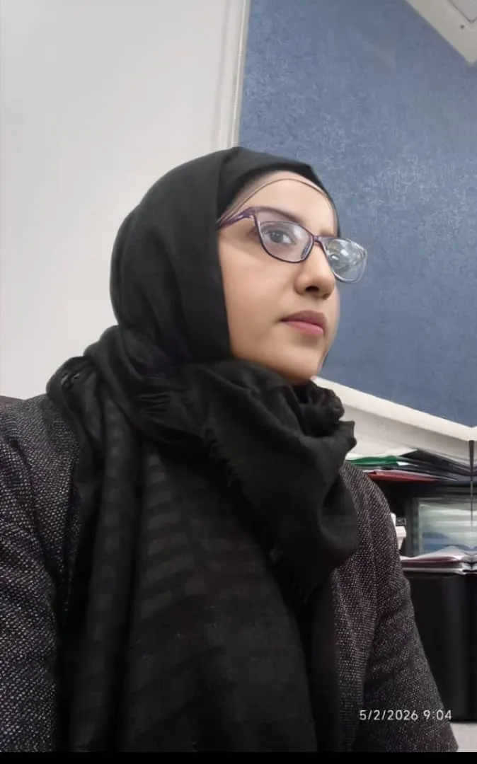 هنا رندا عاطف... تتألق بفستان المهنة الإدارية والمالية
