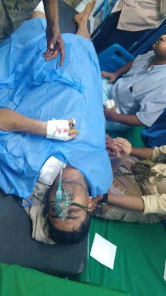 العقيد علي الكازمي يتلقى العلاج بعد إصابته