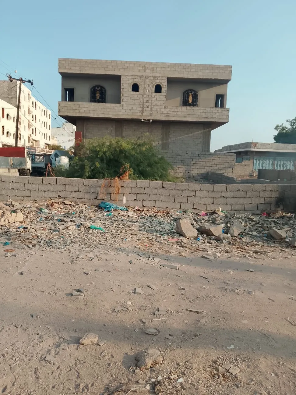 البناء على خطوط المياه بعدن