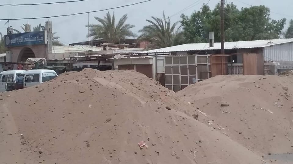 سواتر ترابية لمليشيا الحوثي في الحديدة