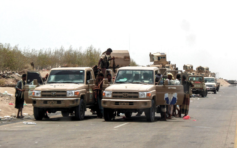 مقاتلون من «ألوية العمالقة» معززون بشاحنات صغيرة ومركبات مدرعة ع