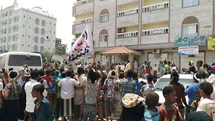 التفاف شعبي من باحة المحكمة اليوم